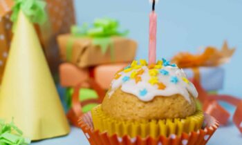 cupcake-with-lit-candle-birthday-arrangement-it